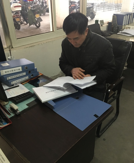 公交新浦公司对车队基础台账进行检查