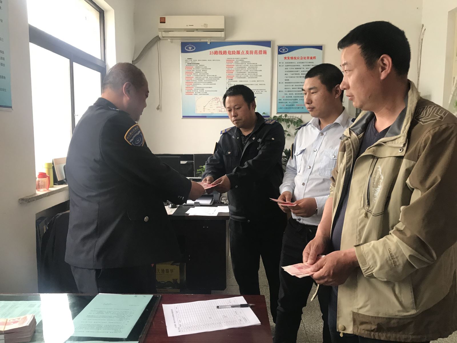 公交集团公交事业一部为驾驶员发放安全奖励金
