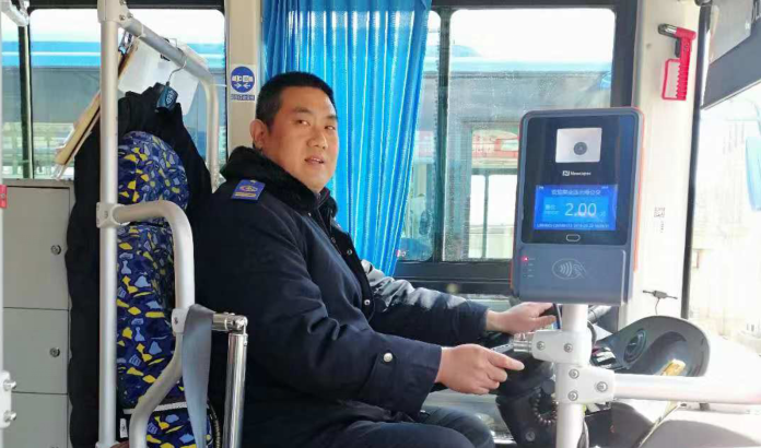 公交集团公交23路驾驶员聂斯金拾金不昧受赞扬