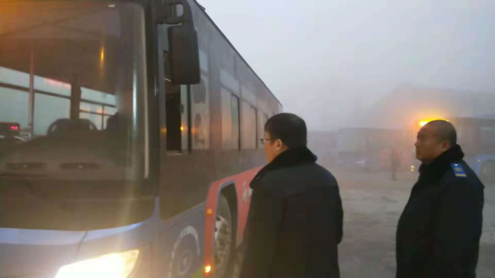 公交集团海通公交公司快速启动恶劣天气应急预案  积极应对大雾天气