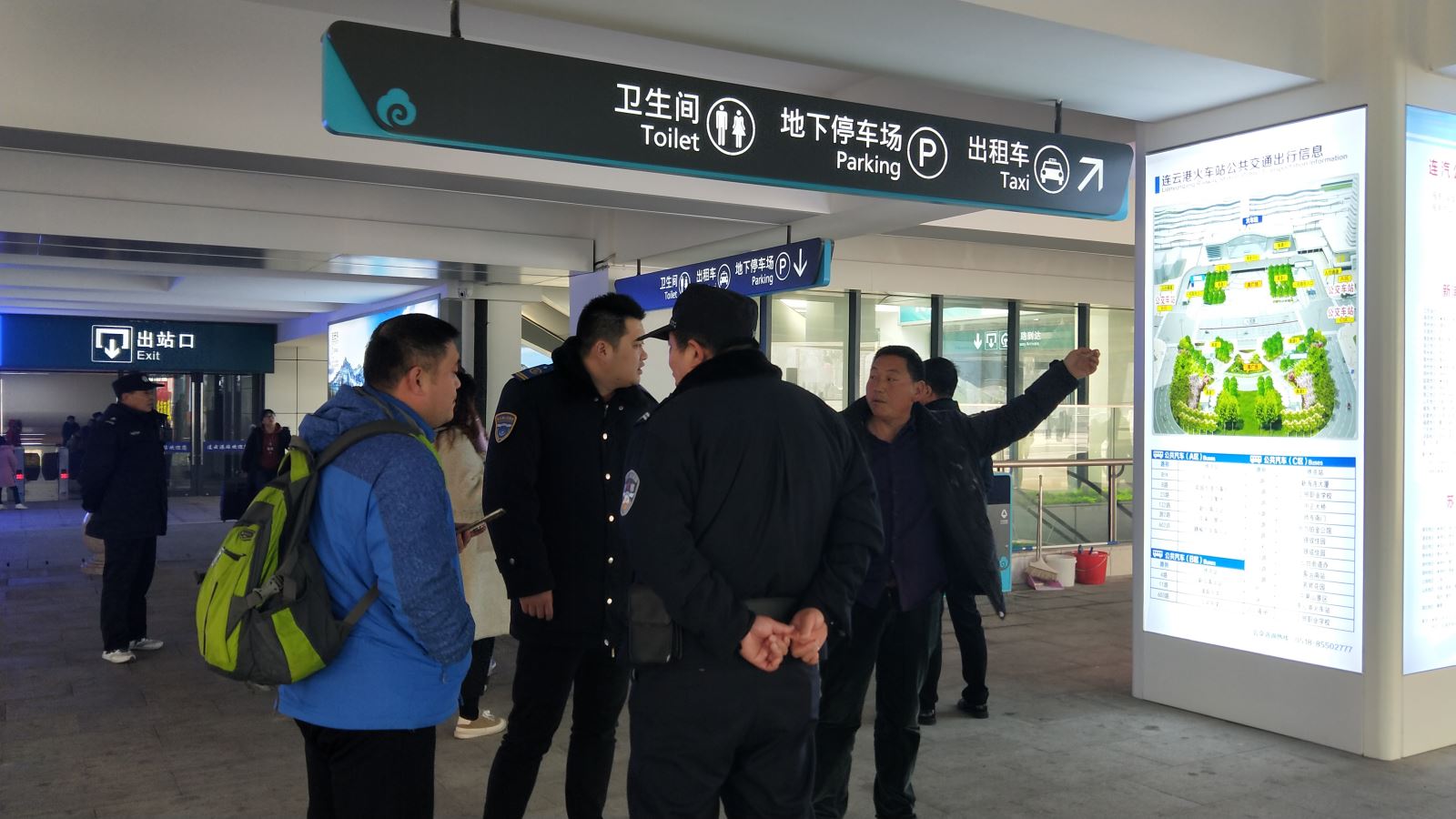 公交集团经营发展事业部开展志愿为旅客导乘服务活动