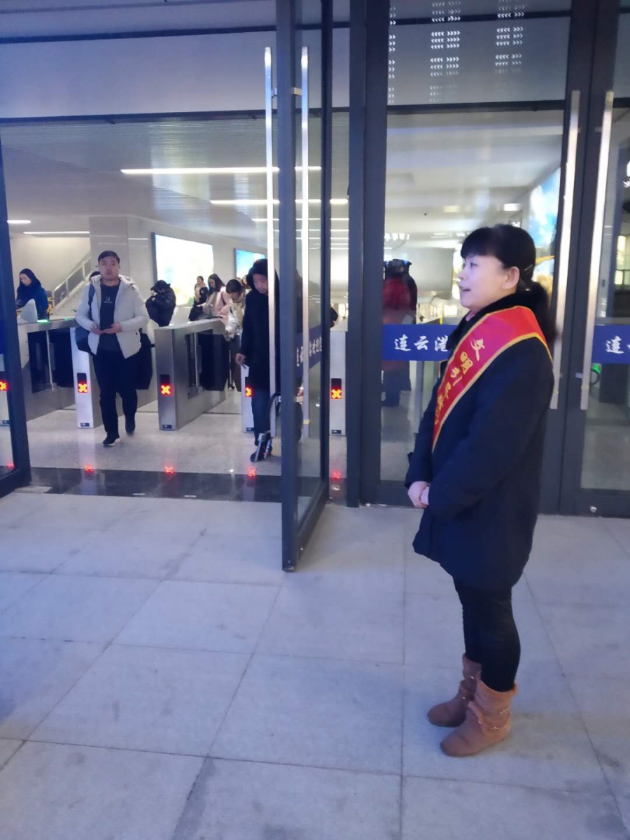 公交集团组织开展公交出行文明导乘服务活动