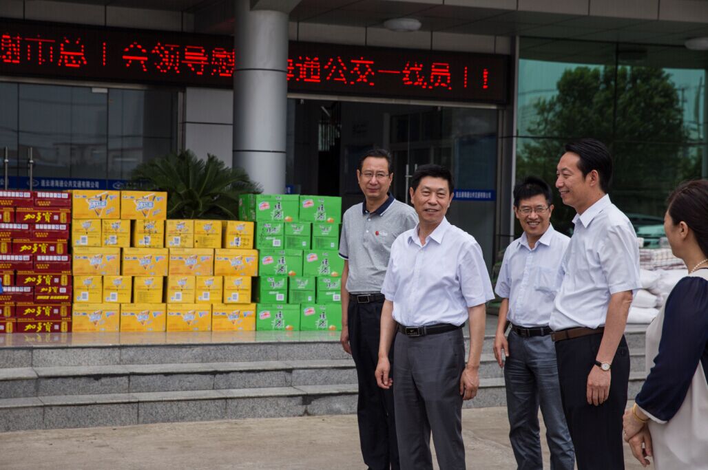 市总工会领导看望慰问海通公交一线员工
