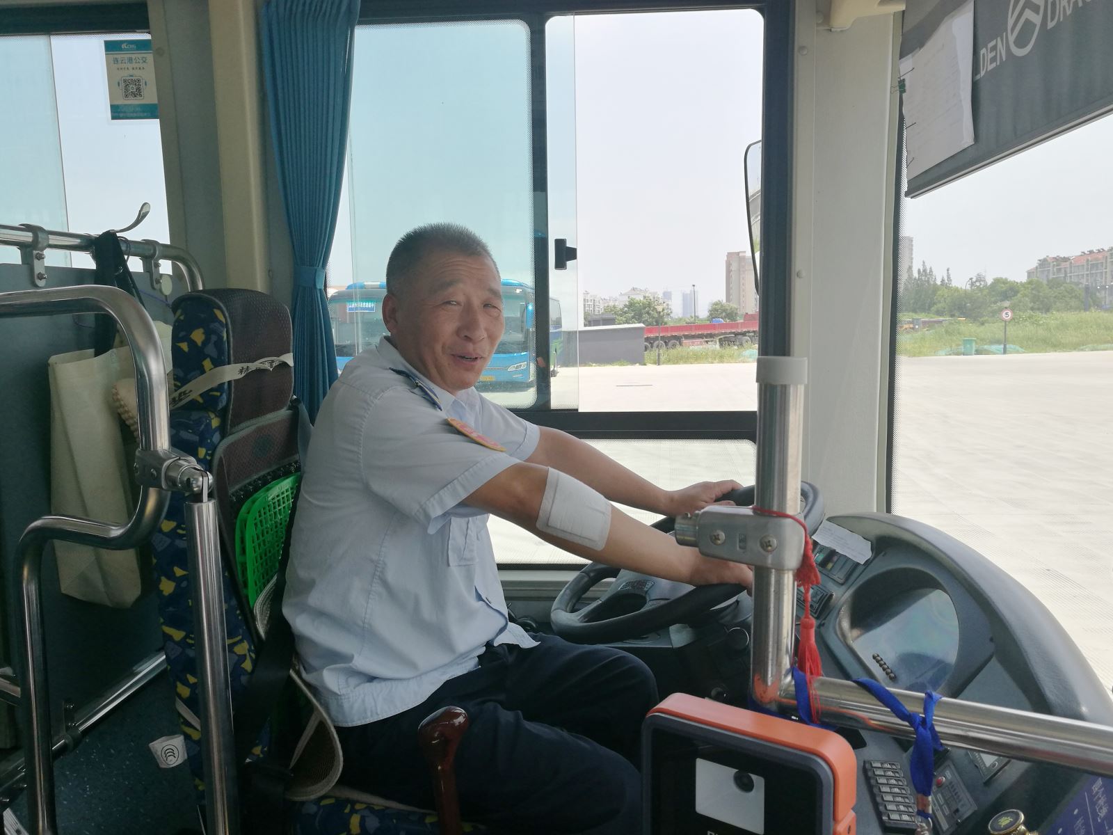 公交集团公交事业一部驾驶员骆公权送还乘客手机受表扬