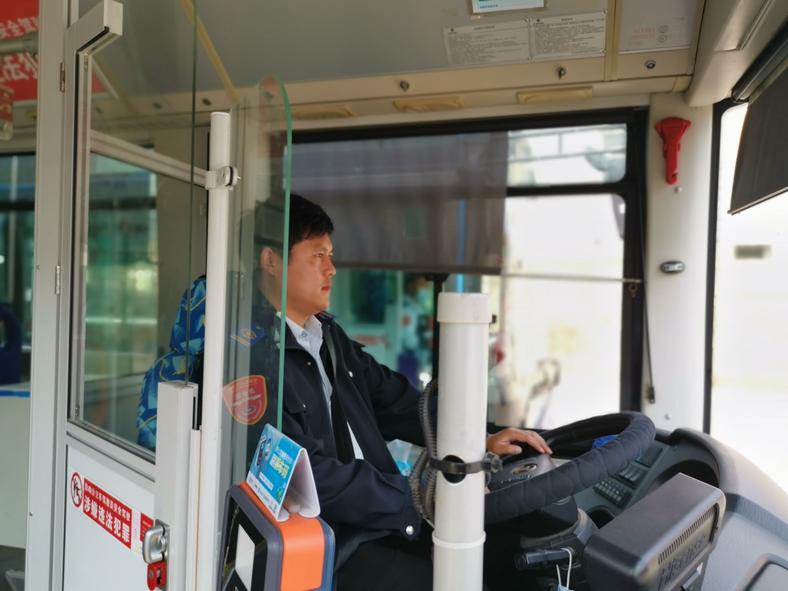 公交集团公交事业一部1路驾驶员屠小宝 拾金不昧受表扬
