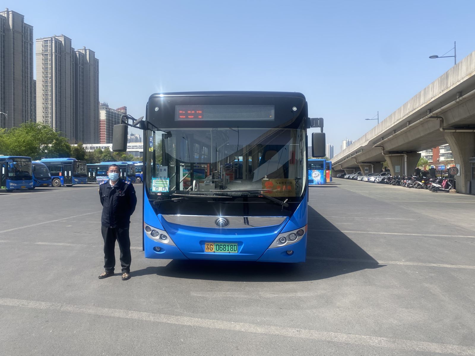 公交集团公交事业二部601路驾驶员李传新及时归还乘客丢失的包受表扬