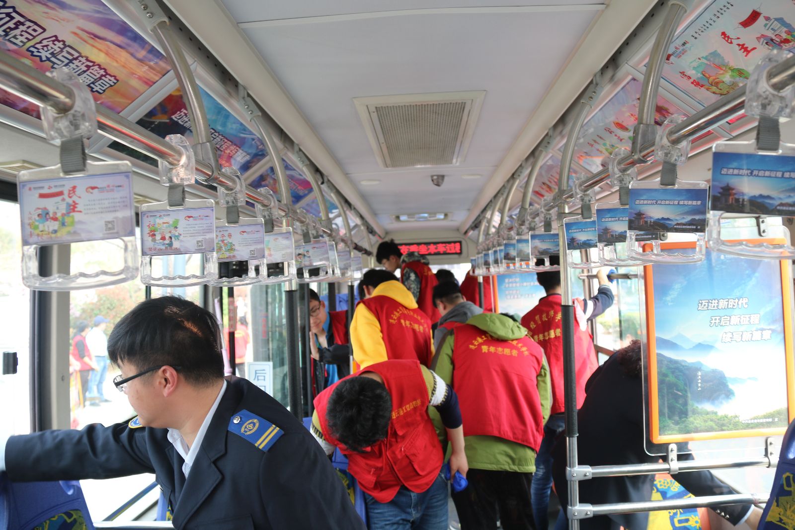 公交集团海通公交公司开展青年志愿服务活动