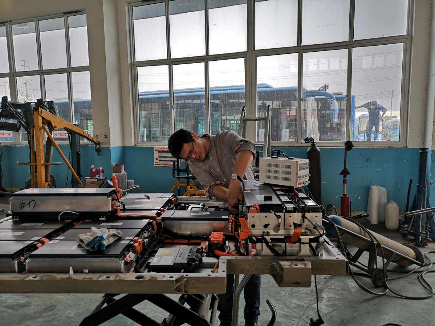 公交集团机务技术事业部拓展新能源维修市场