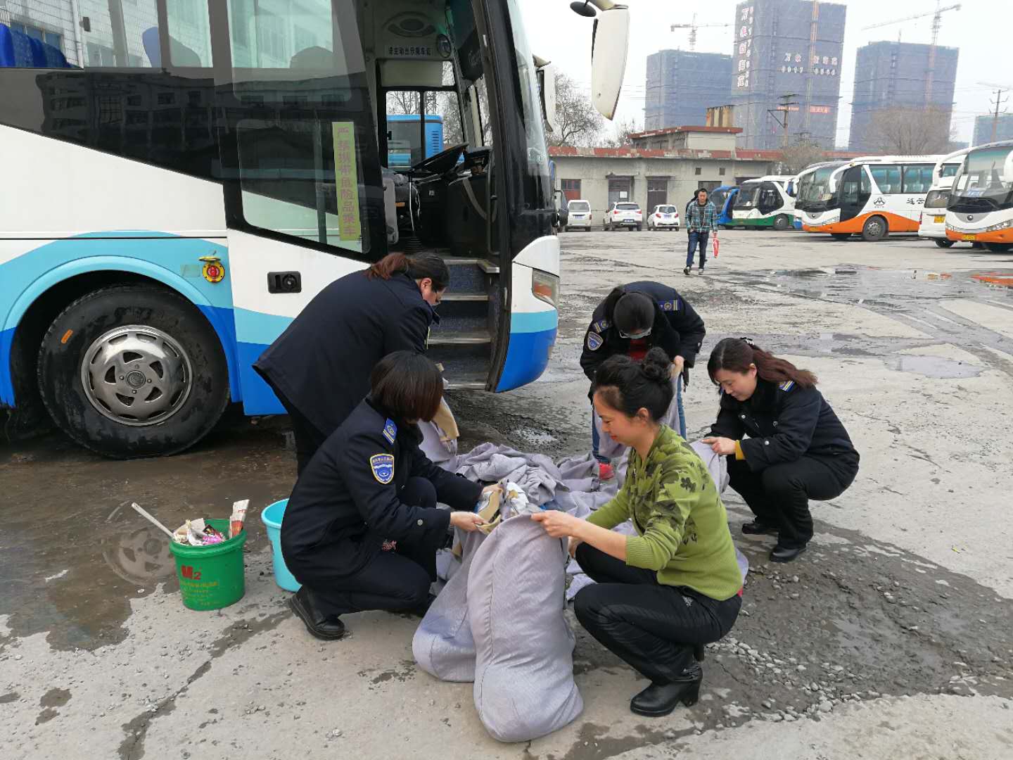 公交集团佳连公司开展车辆大清洗活动