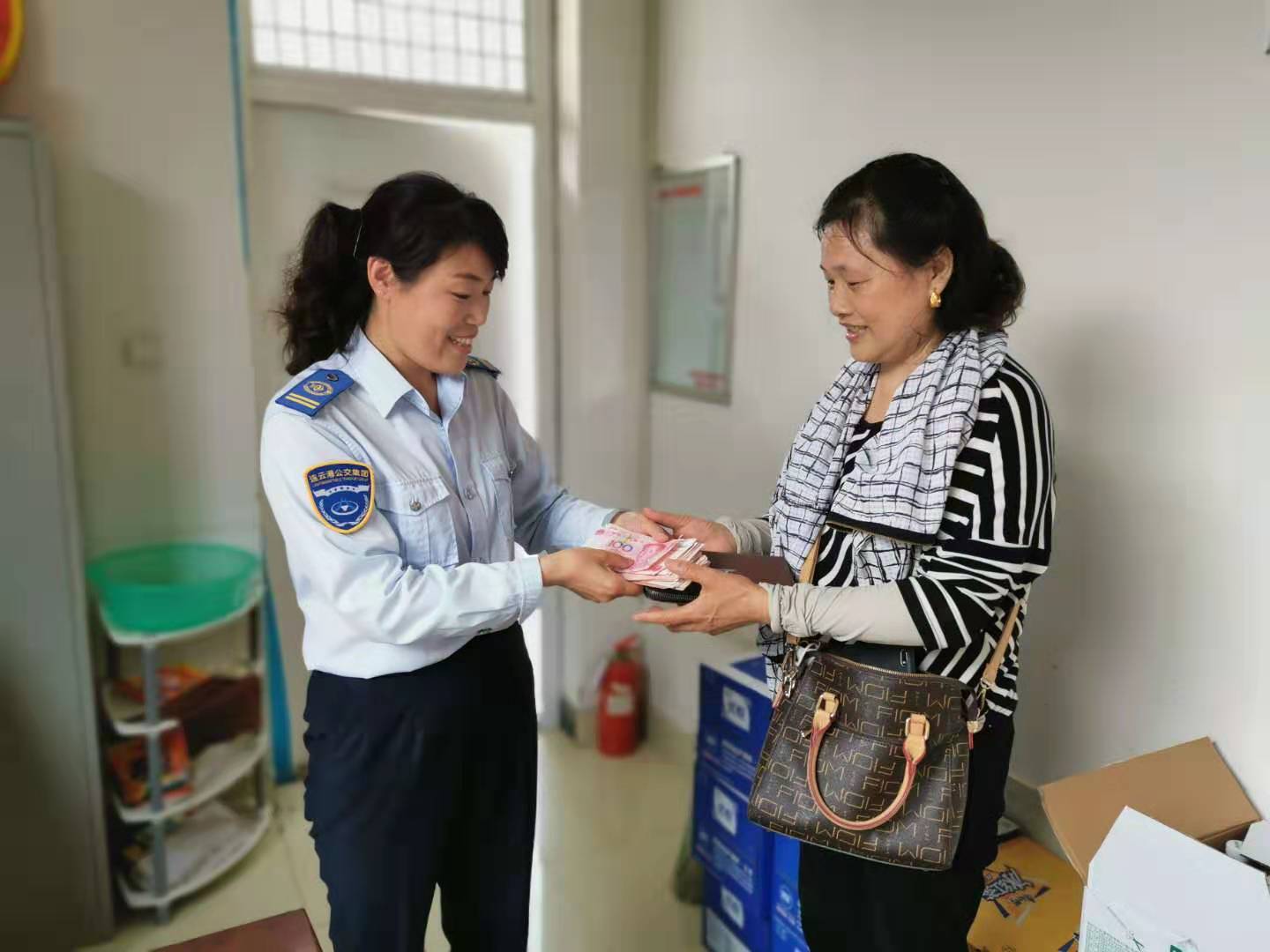 公交集团快速公交事业部驾驶员周国春拾金不昧受表杨