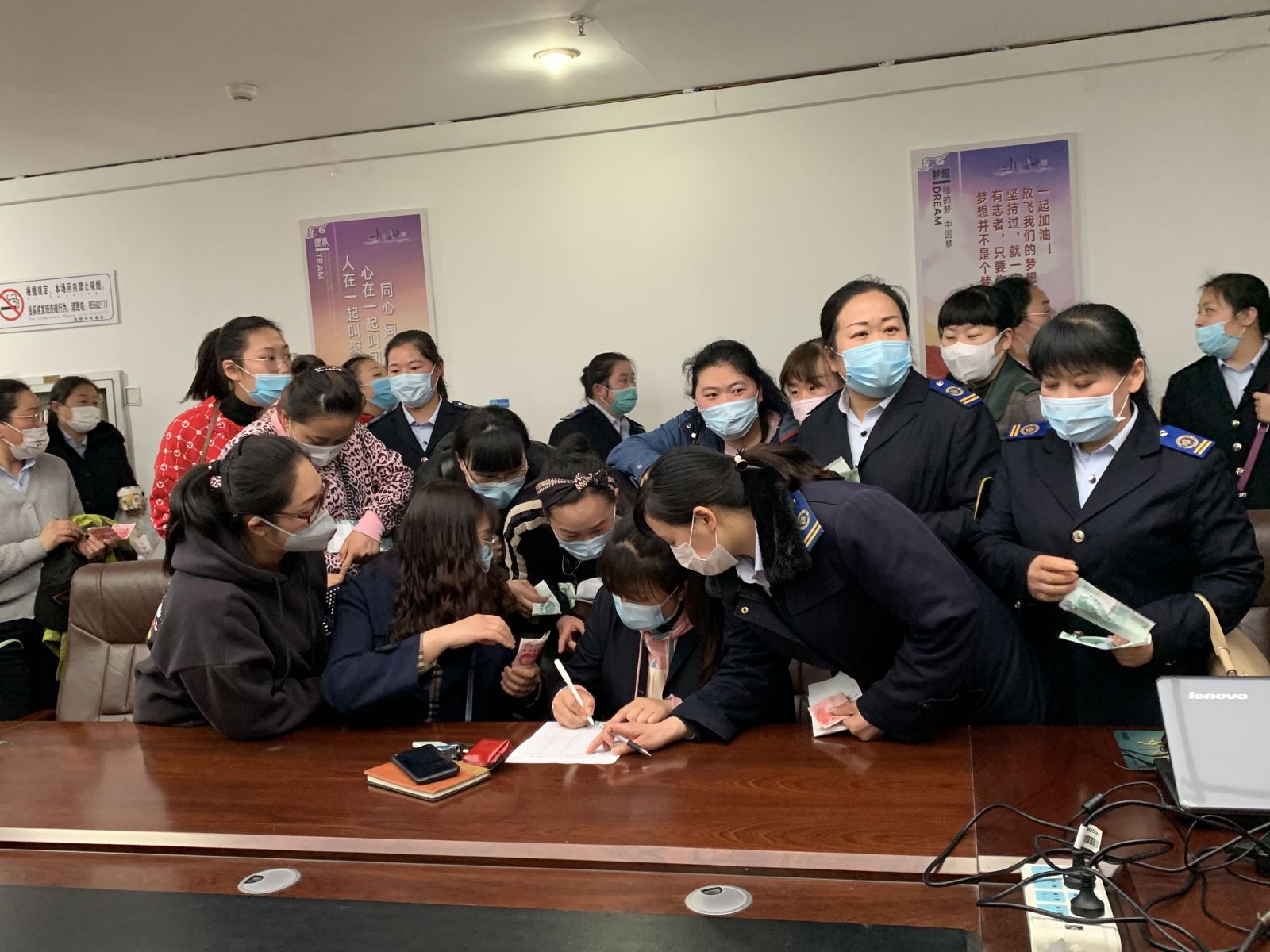 携手战病魔，大爱暖人心——快速公交事业部为站务员熊炳茹幼子捐款