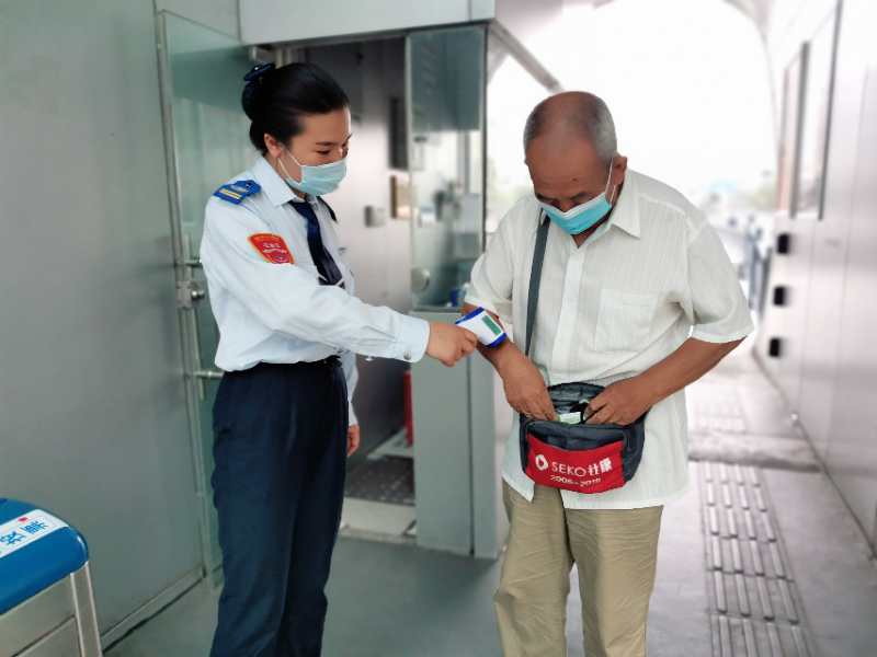 快速公交站务员帮助乘客找到手机