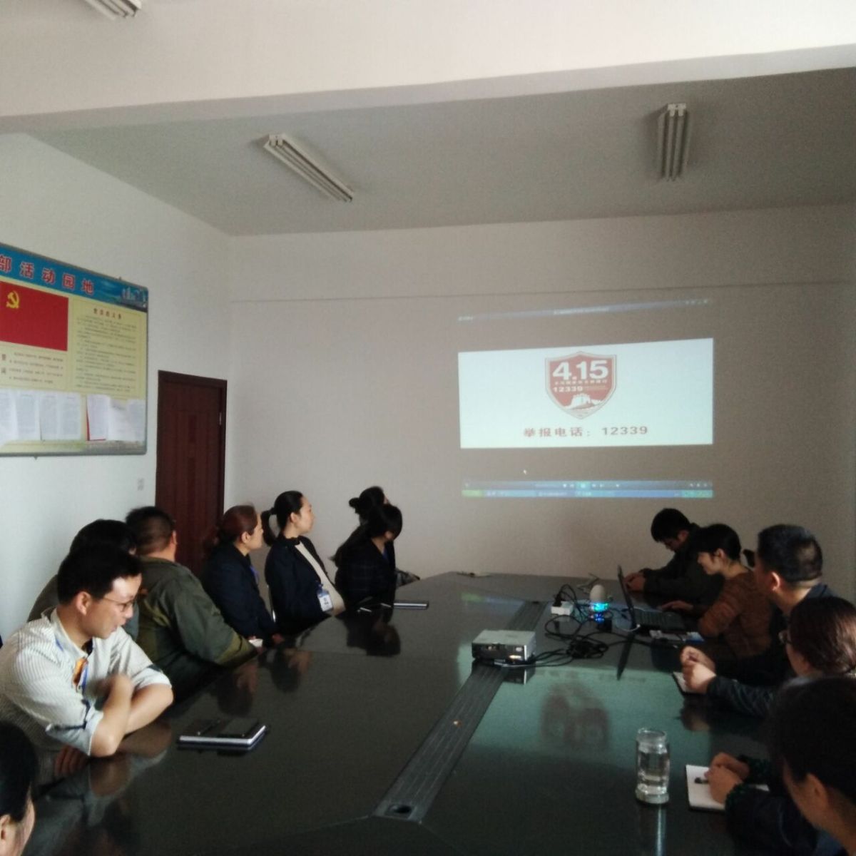 公交东部公司组织观看学习《船厂谍影》和《追梦英雄》