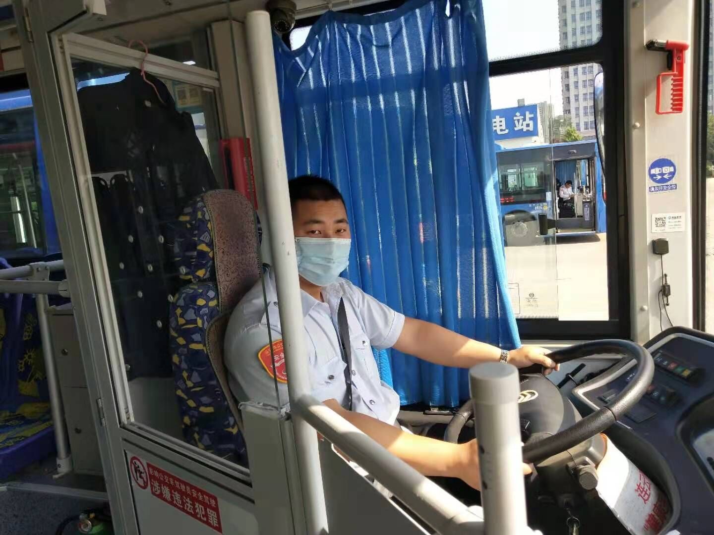 公交集团公交事业一部22路驾驶员拾金不昧受表扬