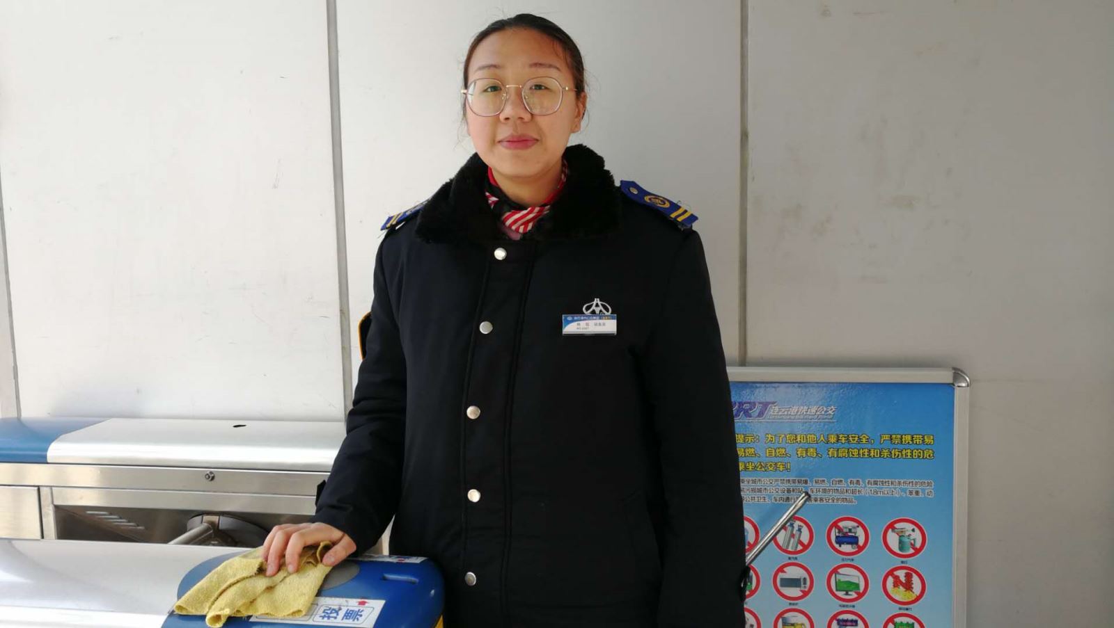 公交集团快速公交事业部站务员用真心服务赢得乘客认可