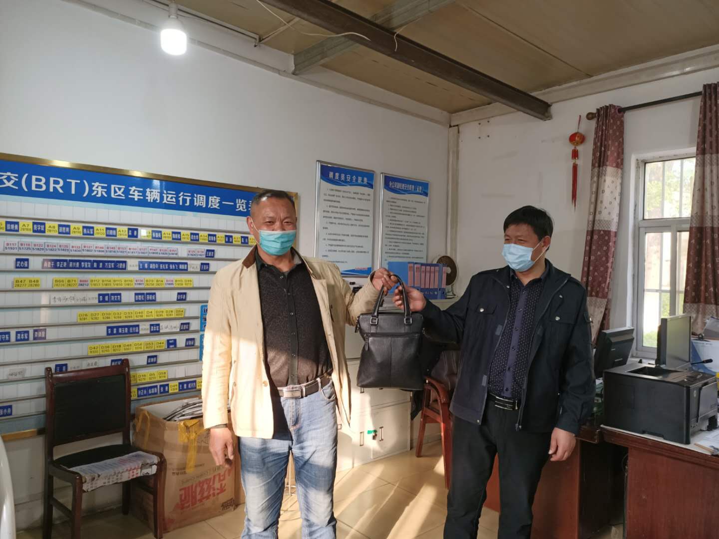 快速公交事业部驾驶员拾金不昧获感谢