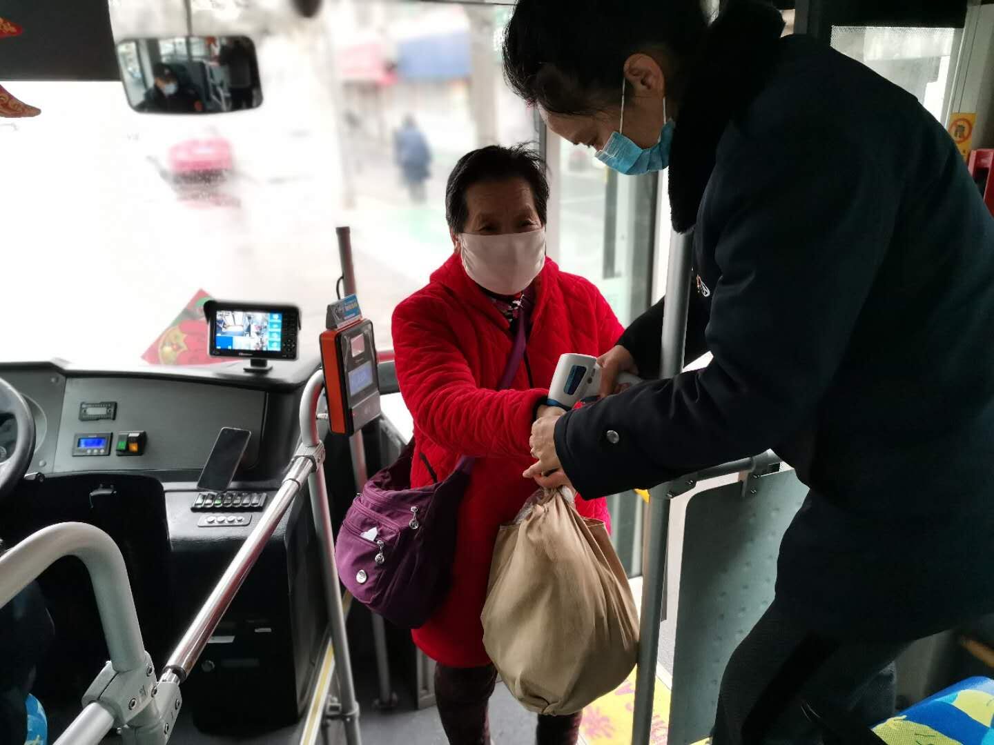 疫情防控期间   公交集团公交事业一部党员同志在行动