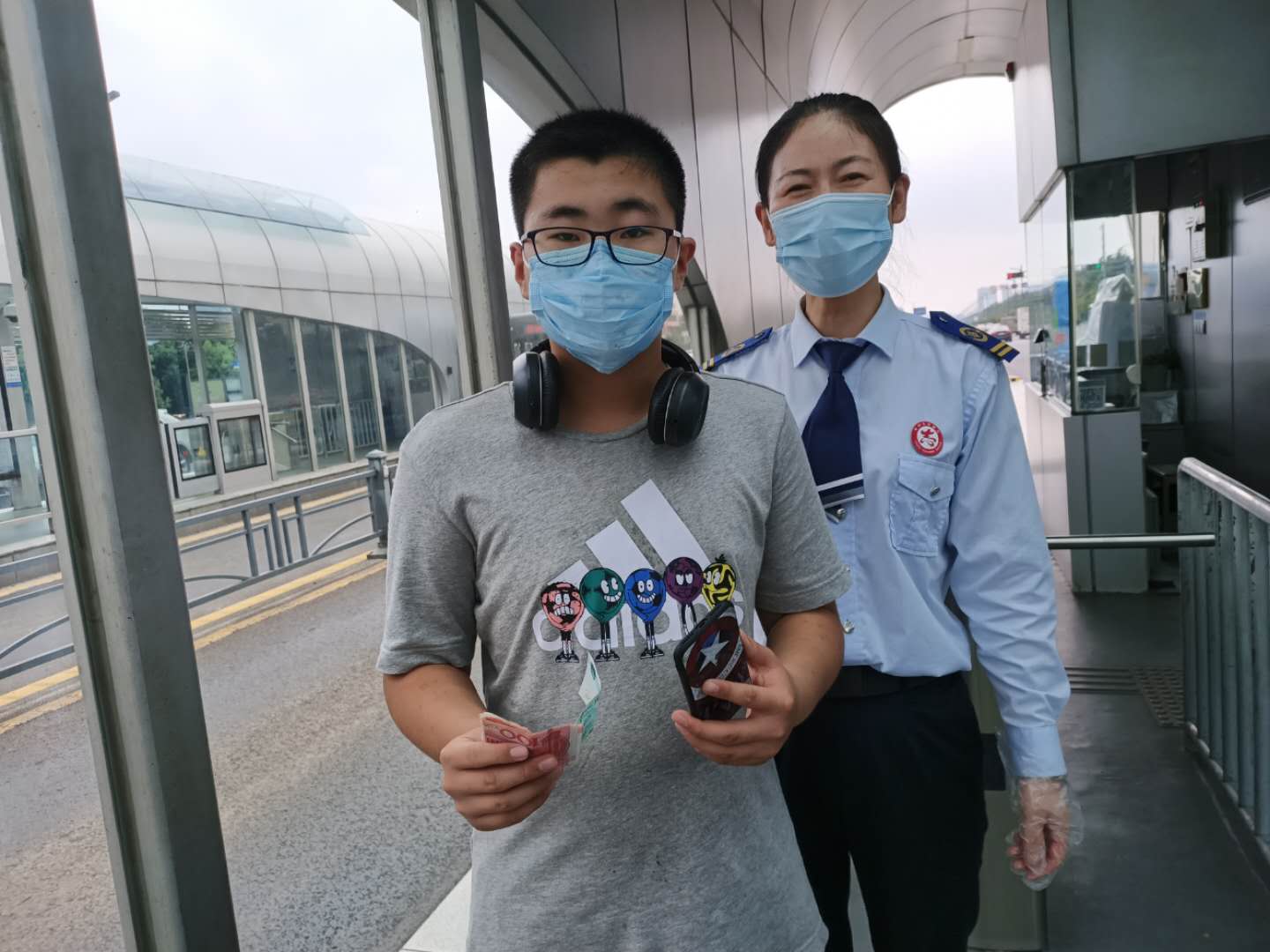 快速公交站务员站务员帮助乘客获感谢