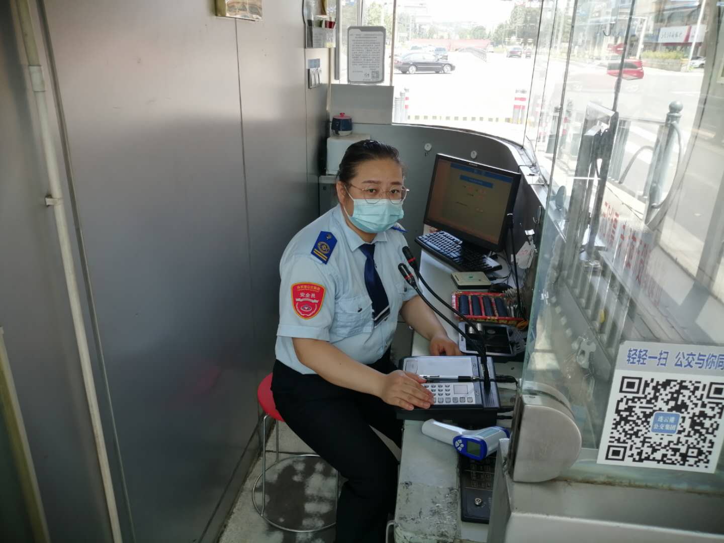 快速公交事业部站务员捡到雨伞归还乘客获感谢