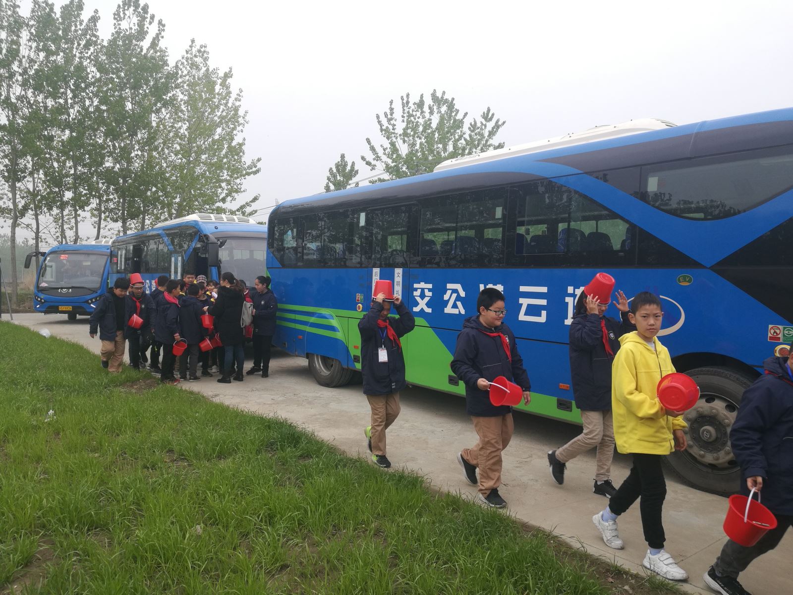 公交集团经营发展事业部圆满完成市晚报小记者田园采摘活动运输工作
