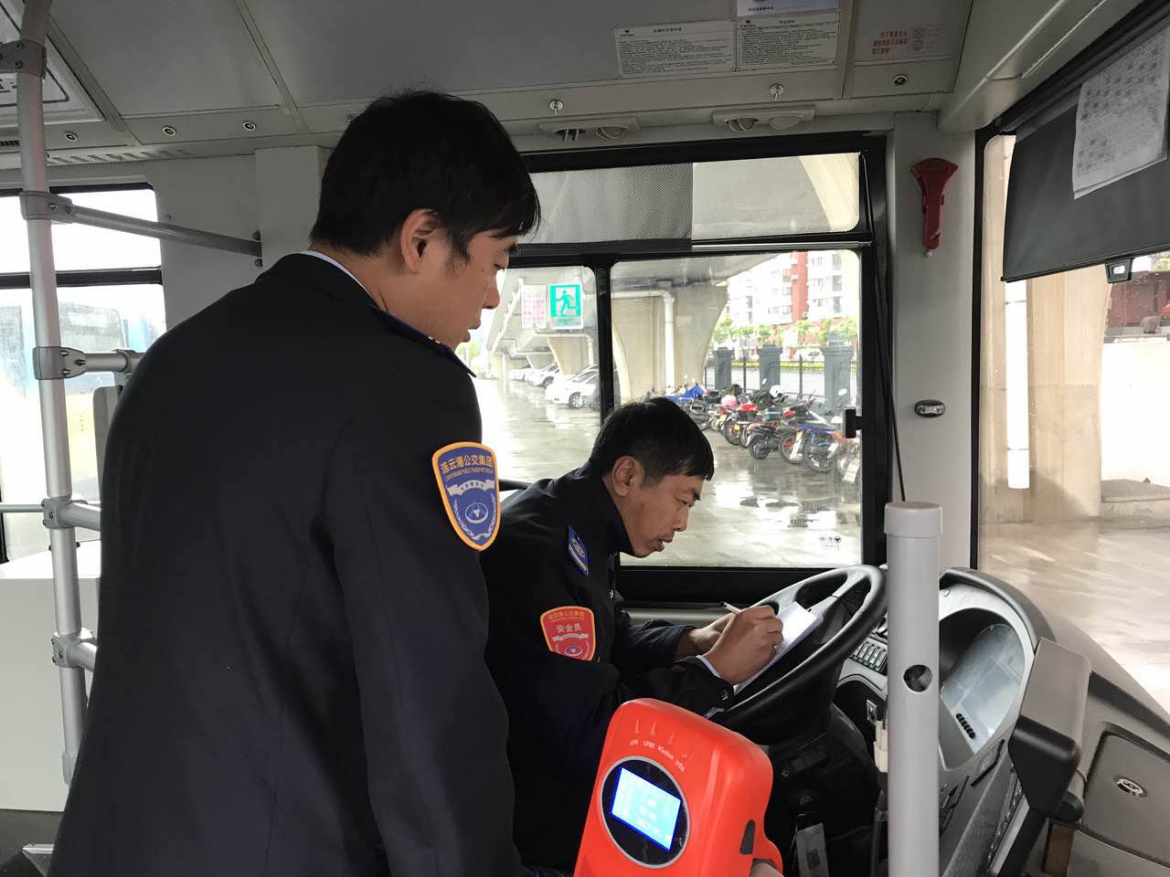 公交东部公司开展“安全生产 优质服务”综合大检查 助推文明城市建设