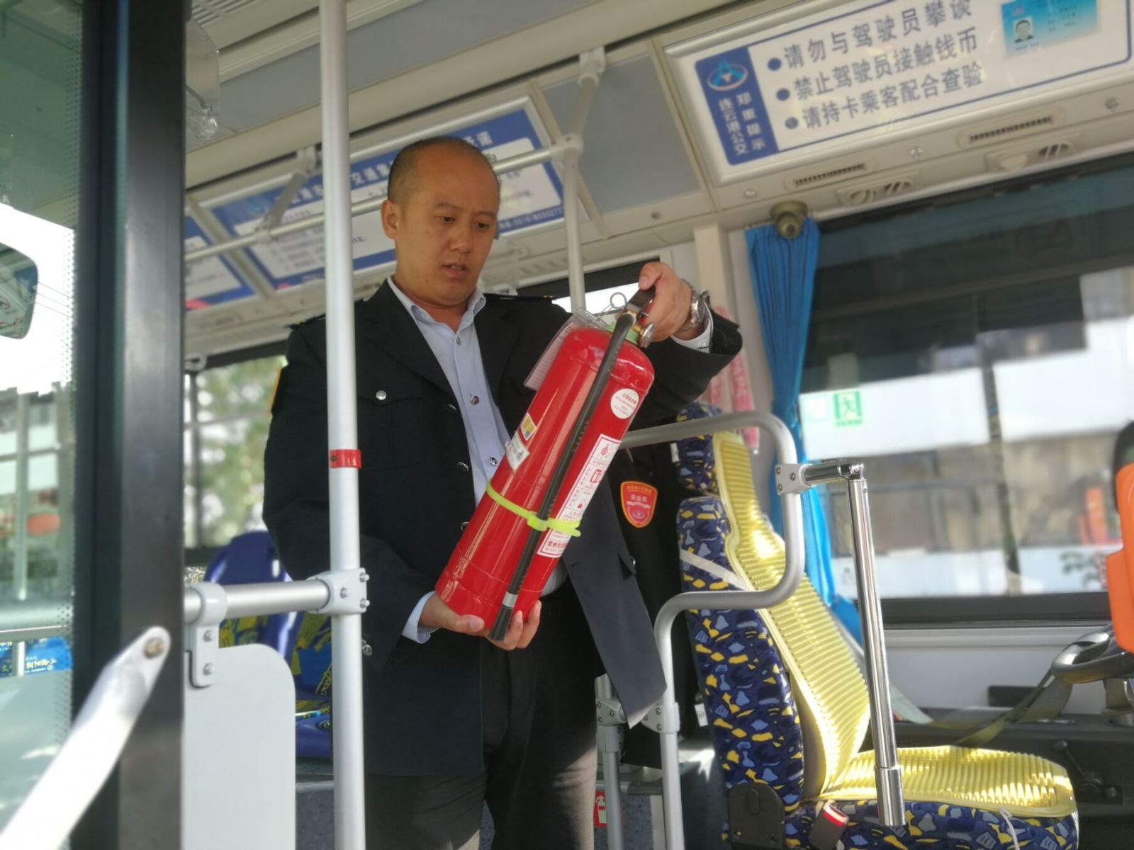 公交集团海通公交公司加大车辆卫生检查力度 助力创文工作