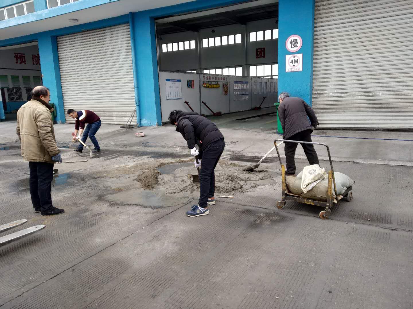 公交集团机务事业部大浦分厂开展车间地坪修整作业