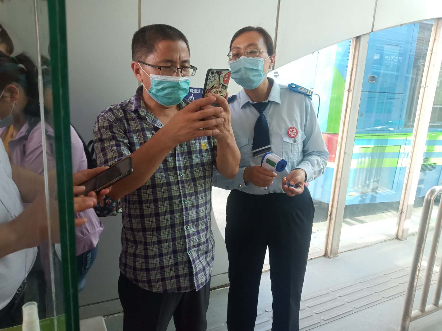快速公交事业部站务员助人为乐