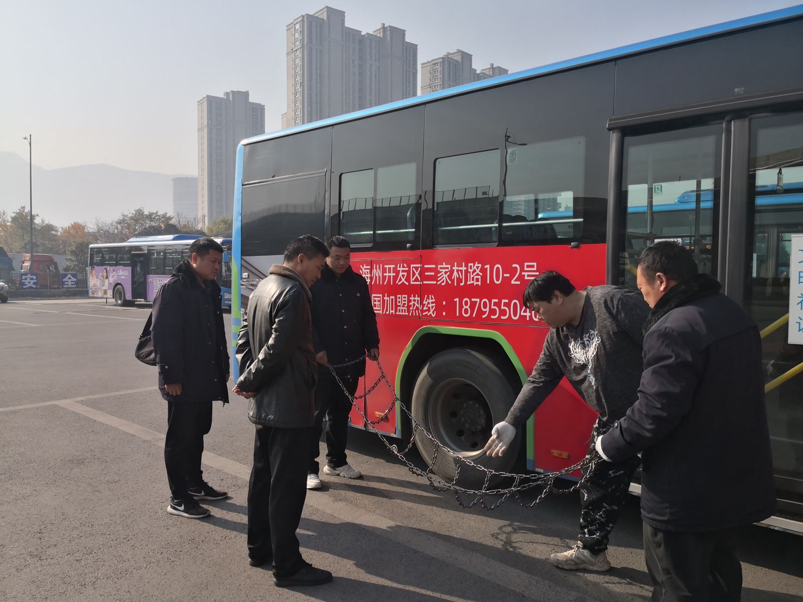 战冰雪、保畅通，公交集团公交事业二部开展防滑链培训