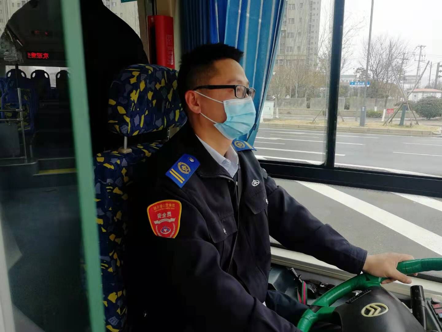 公交集团公交事业一部20路驾驶员成刚 拾金不昧受赞扬