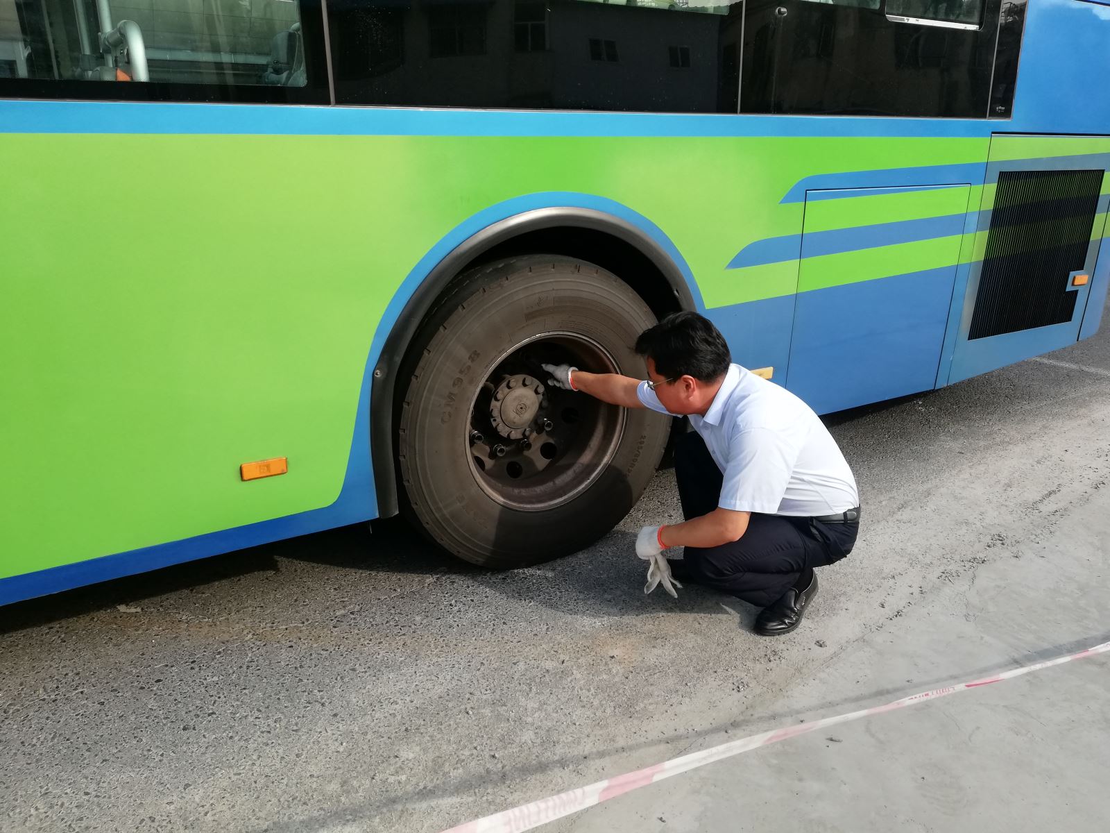 快速公交事业部开展轮胎专项检查