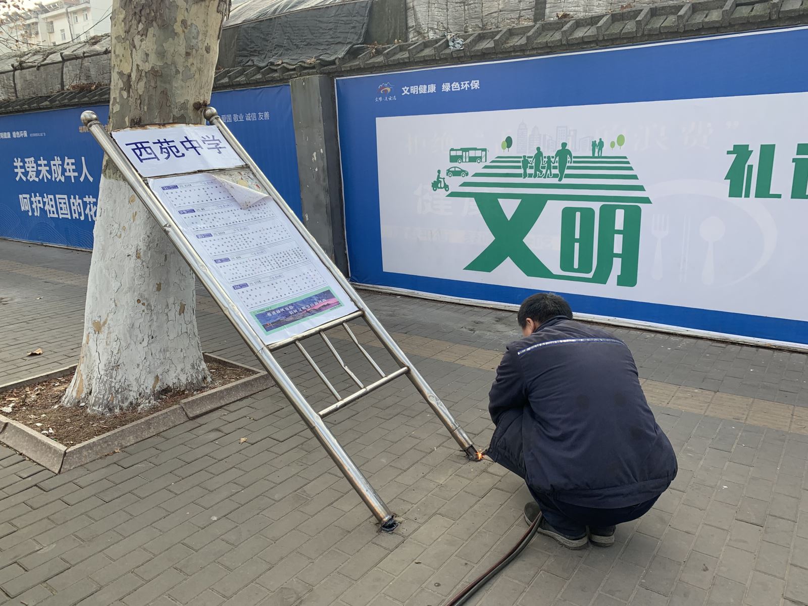 公交集团公交事业二部持续开展站牌维护工作