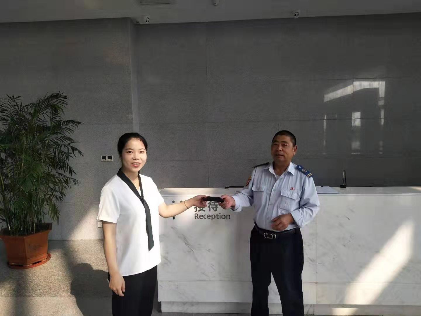 公交集团经营发展事业部盛虹通勤线驾驶员郭根江拾金不昧受表扬