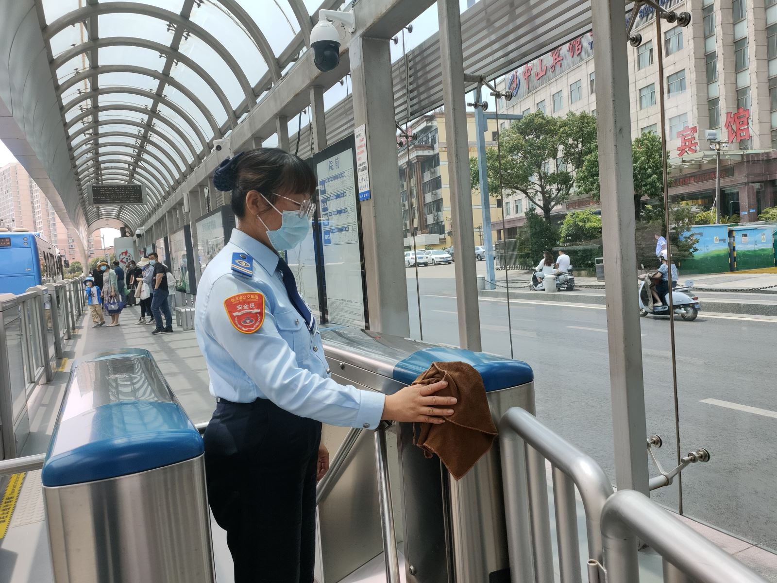 快速公交站务员接力帮助乘客找到丢失的物品获称赞