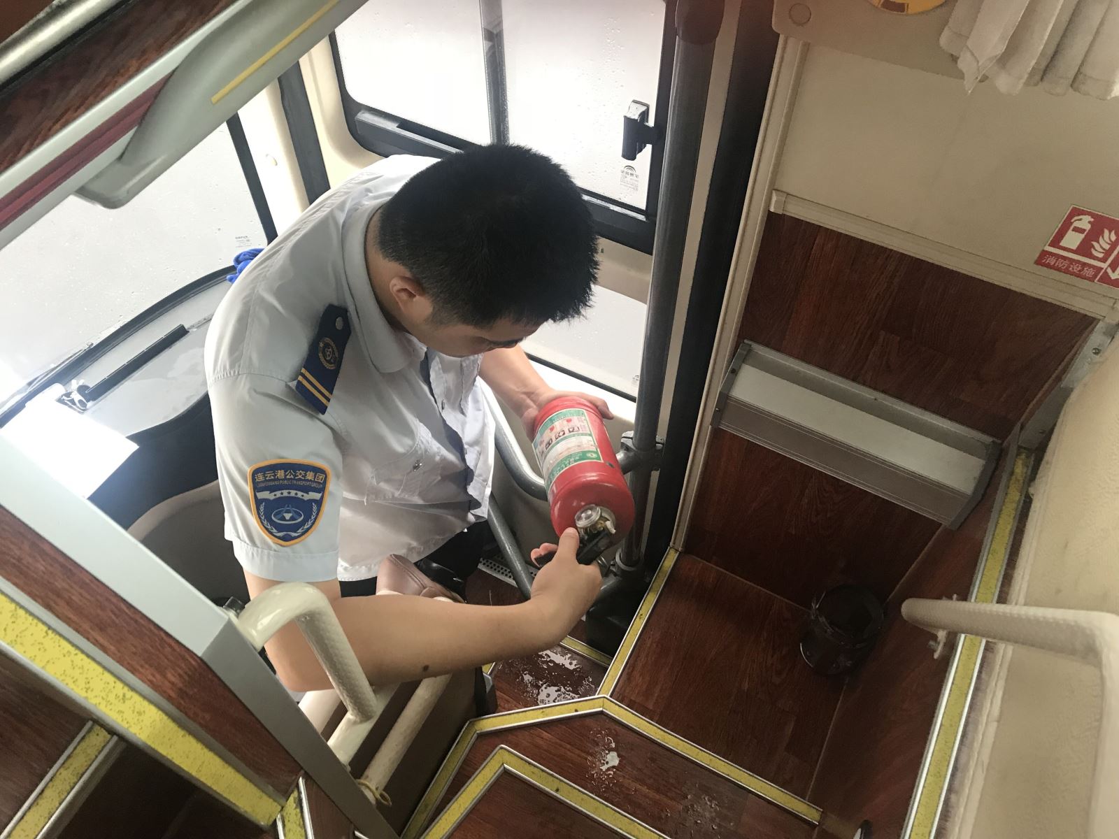 公交集团旅游公司开展节前车辆大检查活动