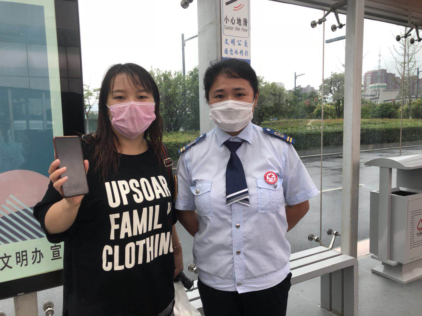 快速公交事业部站务员帮助乘客收获感谢