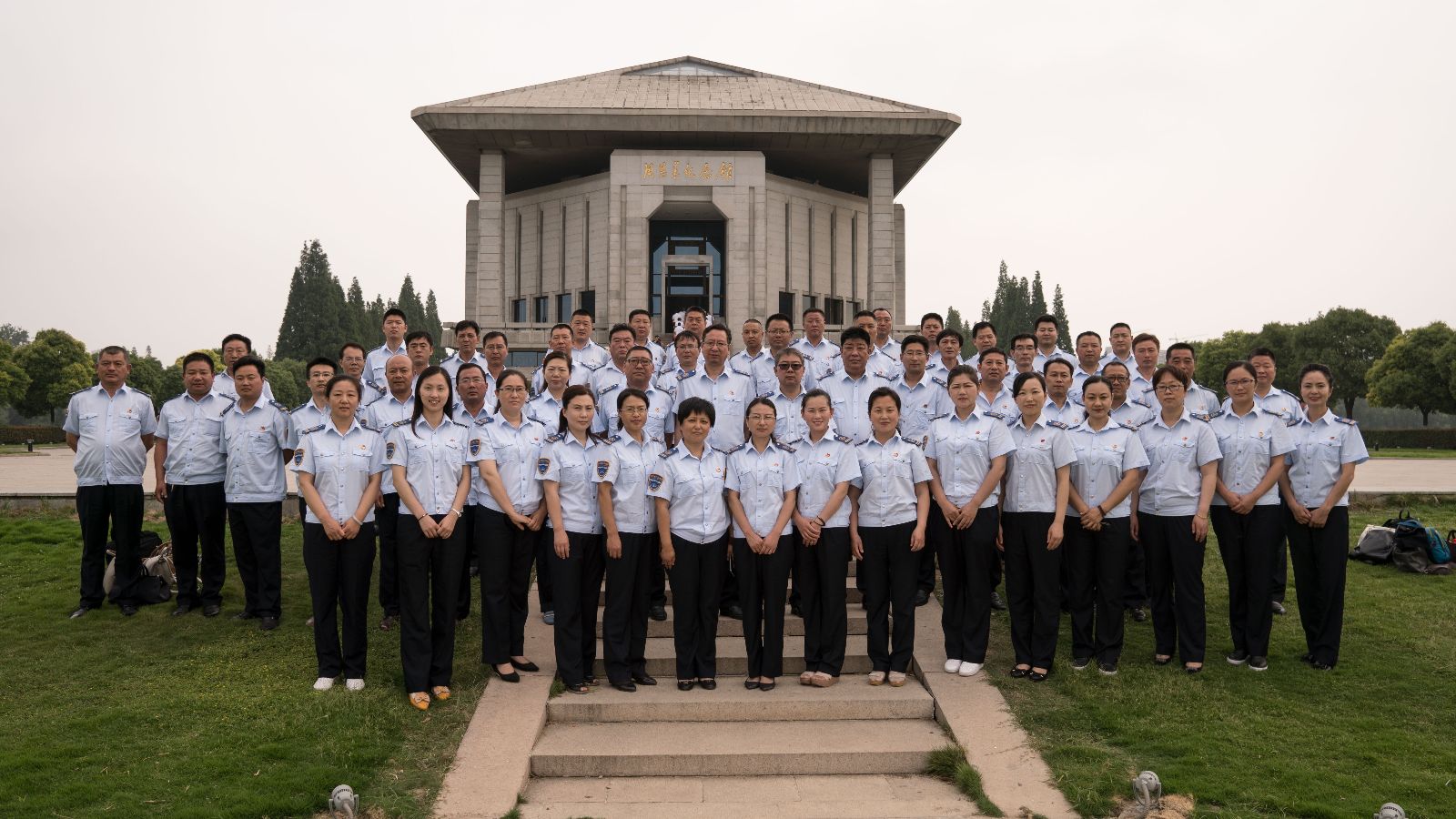 公交集团组织开展党员干部到周恩来纪念馆参观学习活动