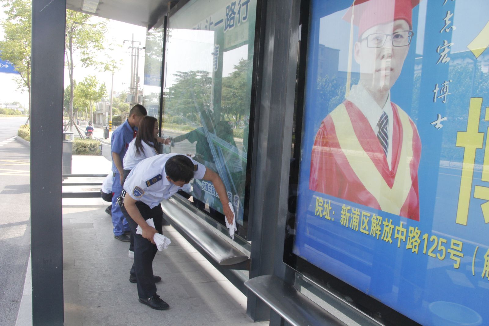 公交维修公司组织擦洗公交站台为“创文”出一份力