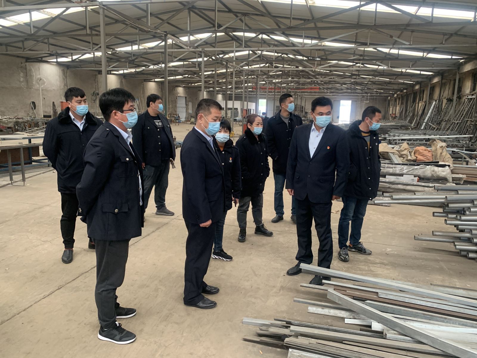 公交集团公交事业二部开展“党建引领富民路，脱贫攻坚当先锋”主题党日活动