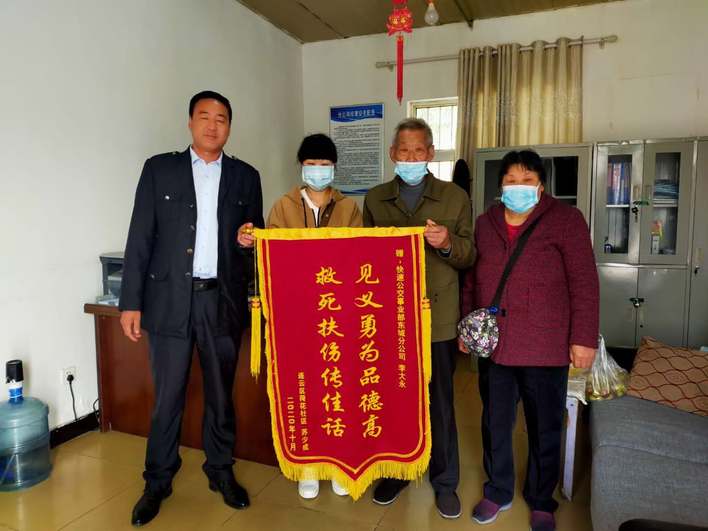车厢内乘客晕倒 快速公交驾驶员暖心救助