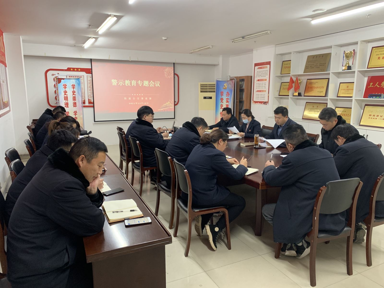 公交集团快速公交事业部召开疫情防控专项会议