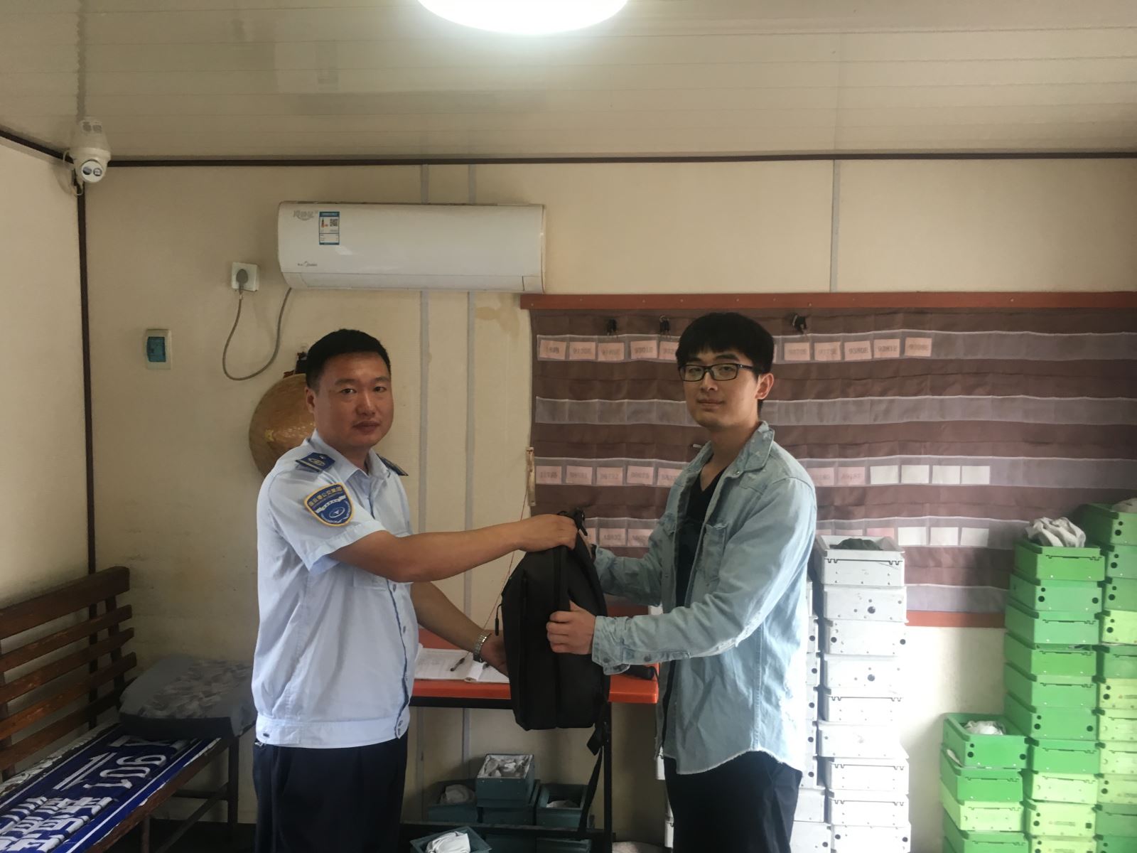 公交集团经营发展事业部机场线驾驶员魏晓军拾金不昧受表扬