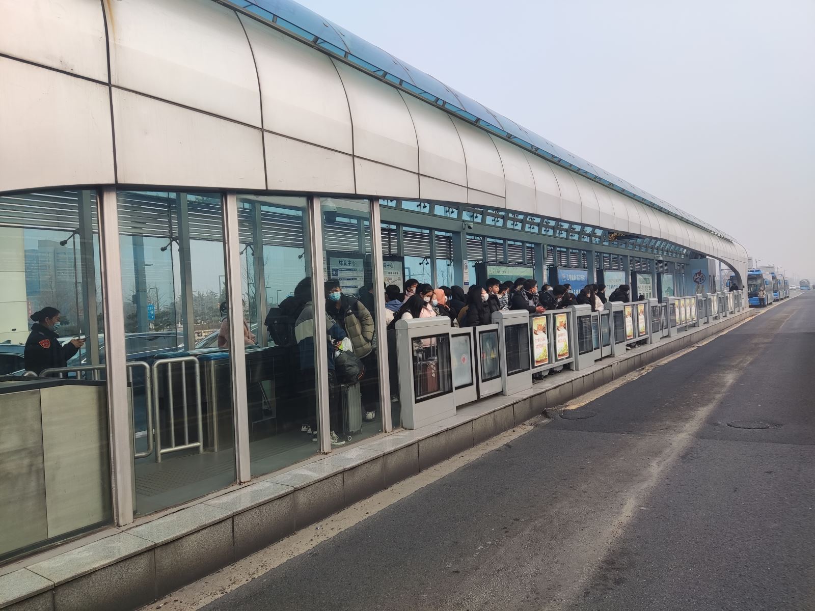 公交集团快速公交事业部圆满完成海滨技工职业学校放假疏散任务