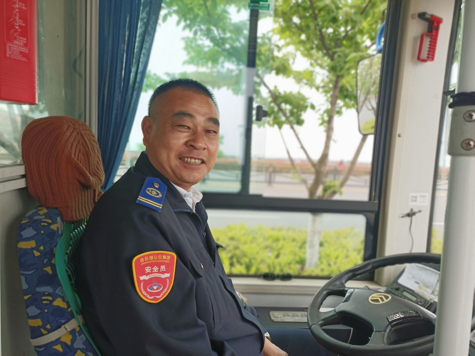 乘客晕倒驾驶员紧急救人