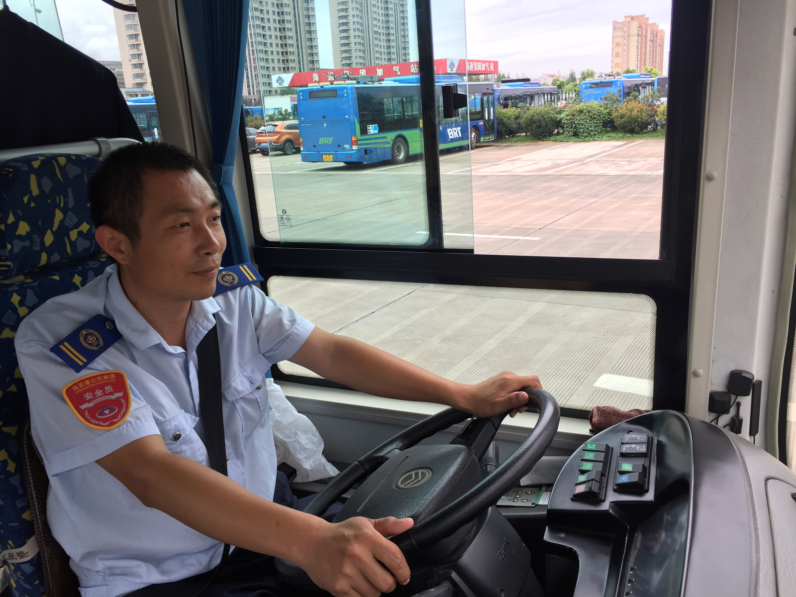 公交8路线驾驶员张兵归还乘客市民卡受表扬
