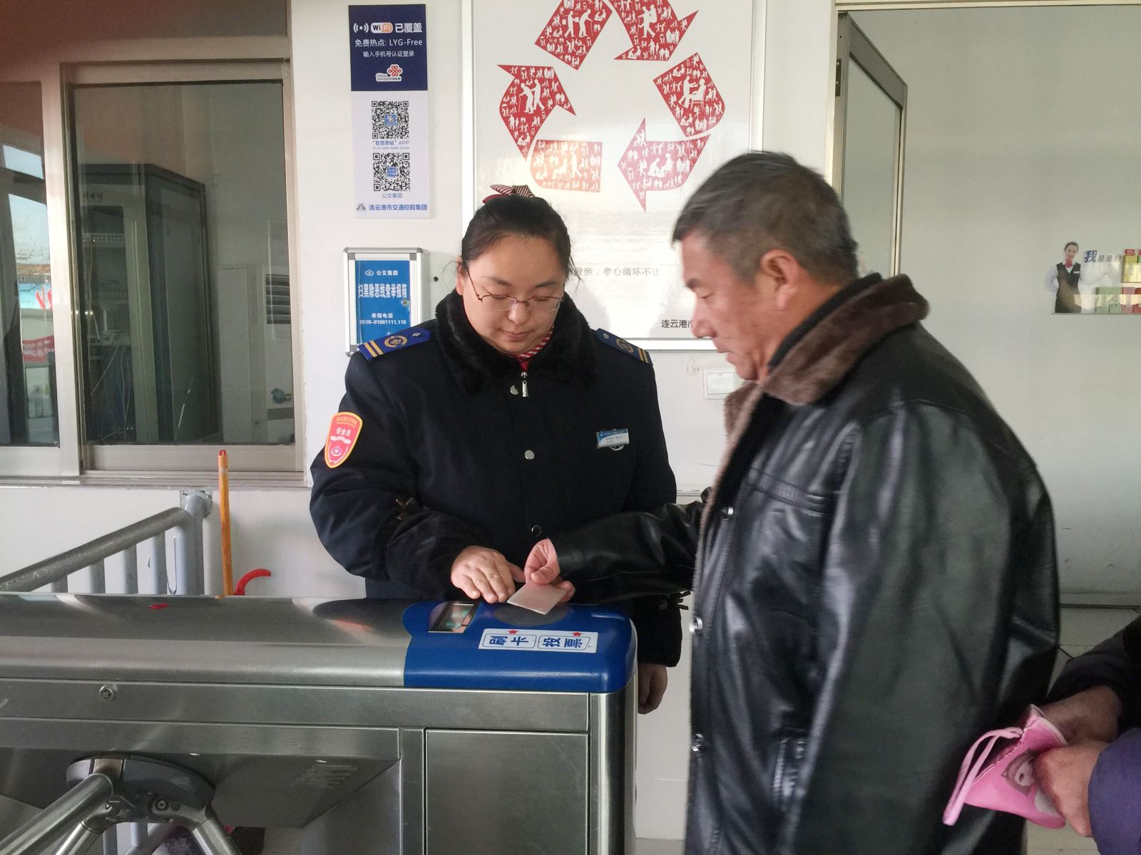 身边正能量 站台里的暖心一幕