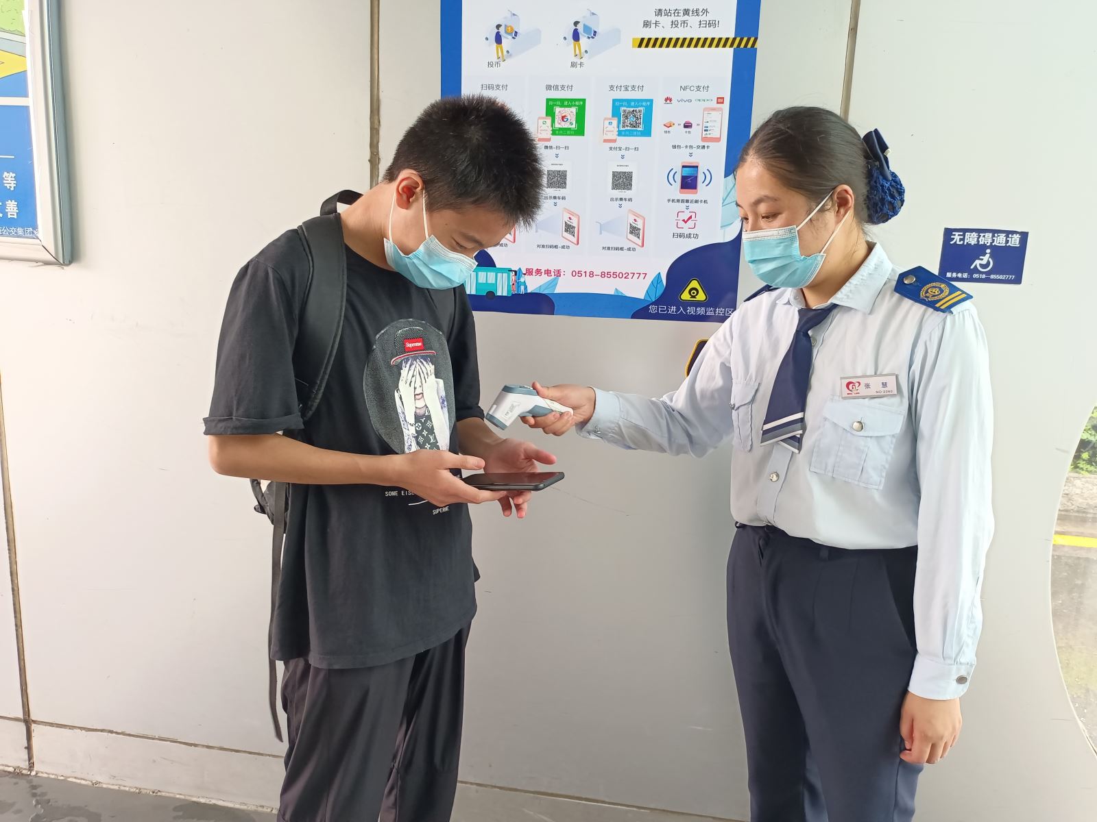 快速公交事业部站务员张慧 帮助乘客找到丢失的背包获感谢