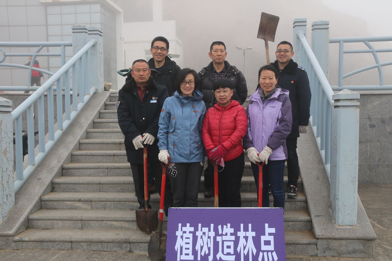 践行社会责任 公交快速公司开展义务植树活动