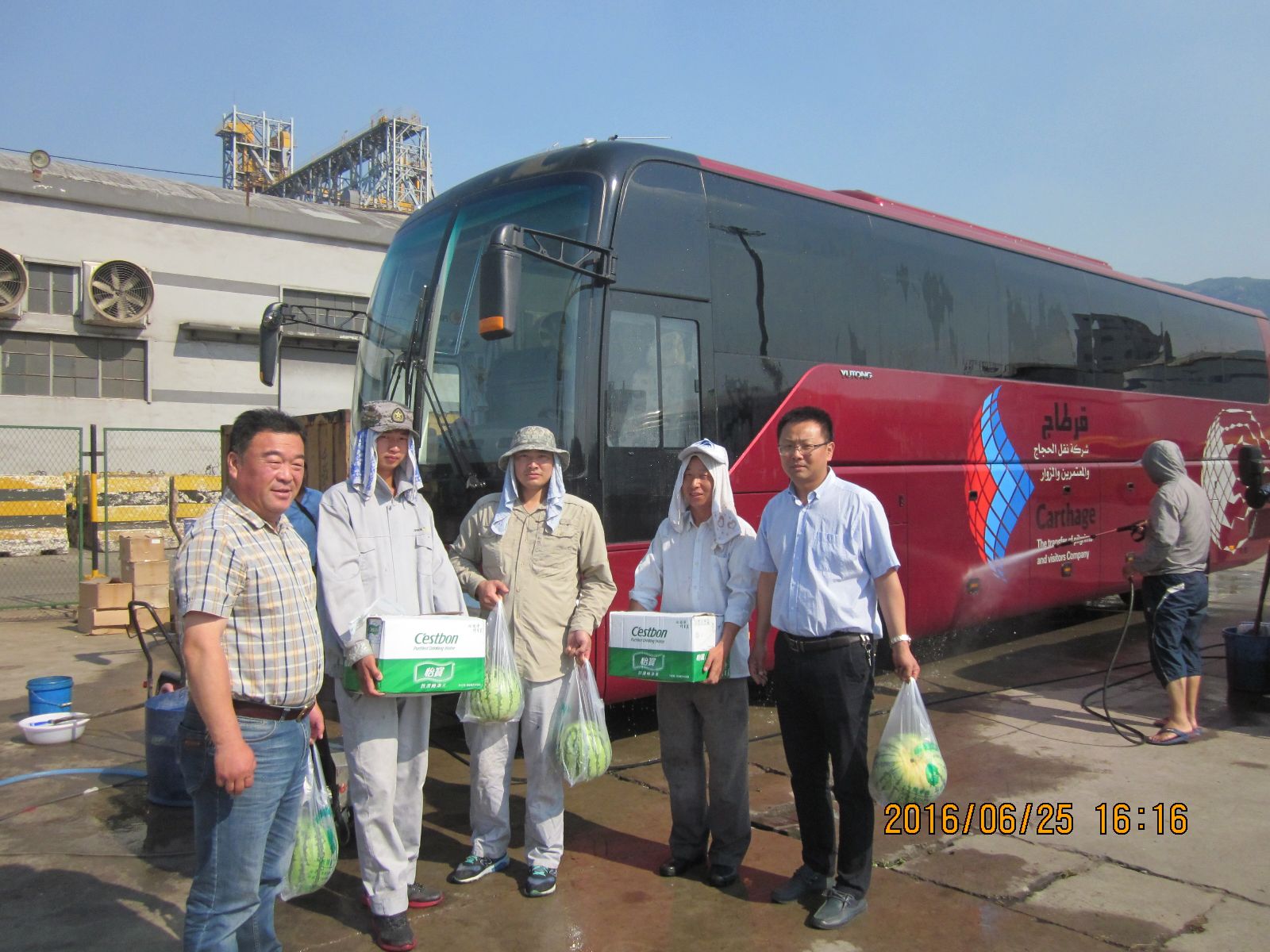 公交大浦厂夏日送清凉 防暑降温促生产