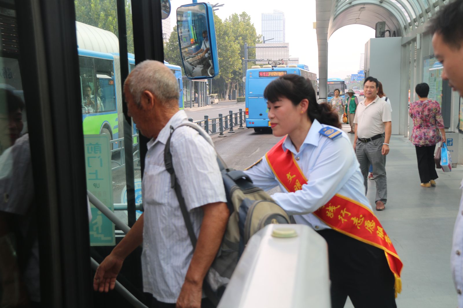 公交集团开展“关爱残疾人无障碍乘车 文明出行”活动